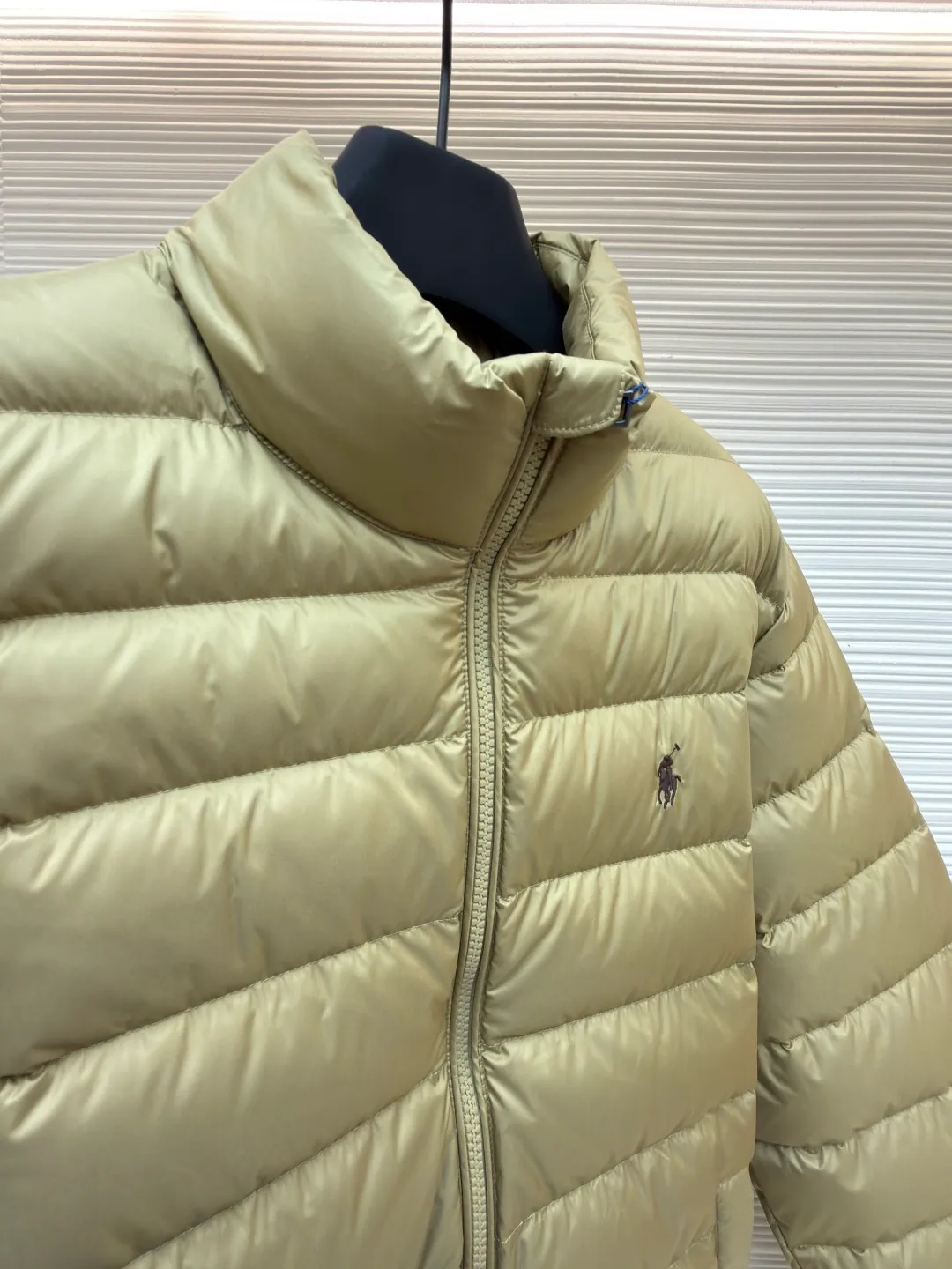 Ralph Lauren embroidered rib down jacket ●Original version: Purchased and developed by 2562 ●Item number: 1682294-D15 ●Fabric: white duck down fabric ●Technology: mechanical down filling ●Color: khaki ●Type: Fitted version ●Weight: about 585 grams ●Size: S-M-L-XL ●Description: Nylon fabric has good windproof and waterproof properties and can effectively block the intrusion of wind and rain from the outside Keeps the inside dry and suitable for wearing in humid or rainy conditions. The red label on the chest is made with an imported MECLO embroidery machine. The original pattern is scanned first, and then high-quality silk thread is used to make a pattern. The density effect is adjusted by continuous pattern making. The zipper design is simple and elegant. It is easy to operate; the closing design of the cuffs and hem effectively prevents cold wind from invading, improving the warmth and comfort of wearing. It uses 90 white duck down with a weight of 260g to ensure excellent thermal insulation performance. After the velvet has been strictly screened and processed, it is not easy to drill into the velvet, ensuring durability. The overall wiring is straight and delicate, the fabric is comfortable and soft, and the color is consistent without color difference. It can be matched with the same style to create a fashionable look and control various occasions. Customized accessories, complete with three standards, same style for men and women!